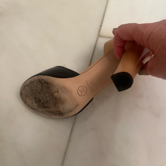 Chanel Women's Black and Tan Courts size 7 - Picture 2 of 5